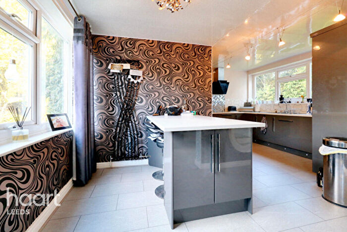 2 Bedroom Apartment For Sale In Newton Court, Leeds, LS8