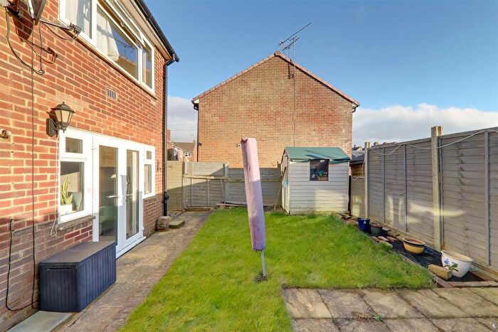 1 Bedroom Flat For Sale In Chapel Close, Wick, Littlehampton, BN17