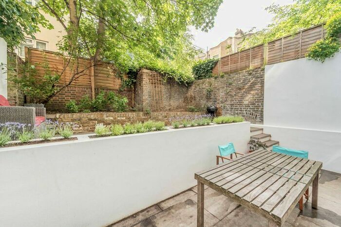 3 Bedroom Flat To Rent In Penywern Road, Earls Court, London, SW5