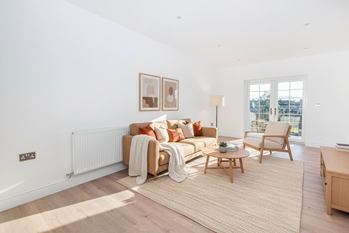 3 Bedroom Flat For Sale In Caterina Court, A Fairmead, Surbiton, KT5