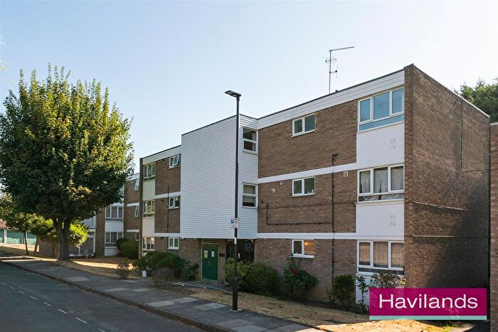 2 Bedroom Flat To Rent In Merridene, London, N21