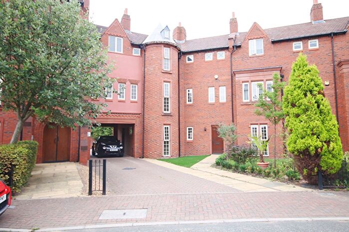 2 Bedroom Flat To Rent In Butts Green, Westbrook, WA5