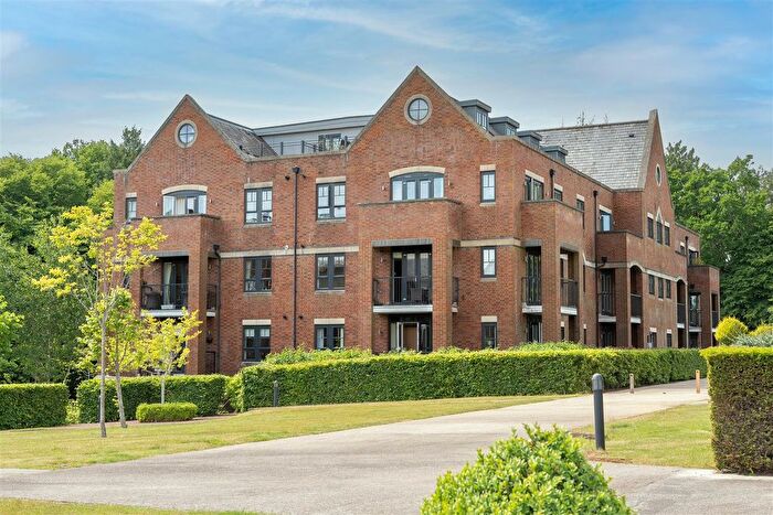 2 Bedroom Flat For Sale In Little Trodgers Lane, Mayfield, TN20