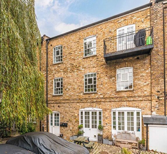 2 Bedroom Flat To Rent In Welmar Mews, London, SW4