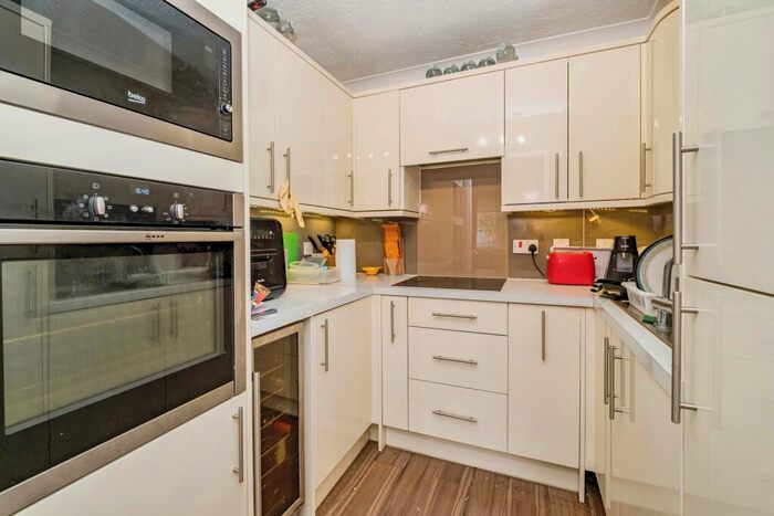 1 Bedroom Flat For Sale In The Grove, Epsom, KT17