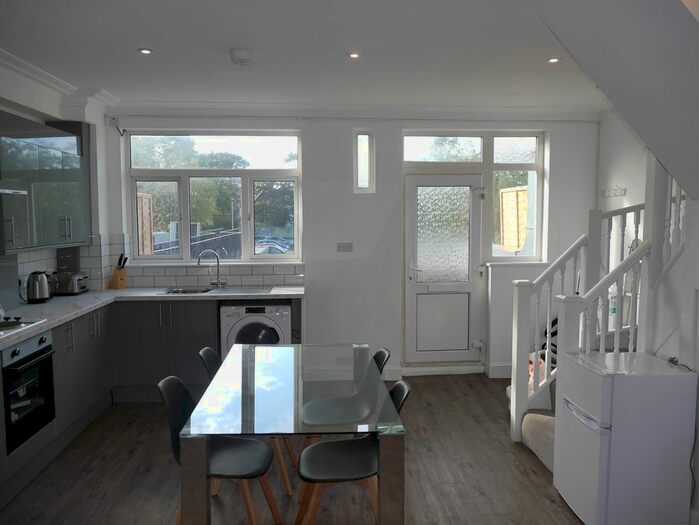 3 Bedroom Flat To Rent In High Street, West Wickham, BR4