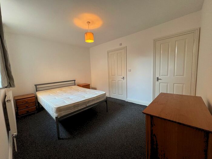 2 Bedroom Flat To Rent In Tooting Bec Road, London, SW17