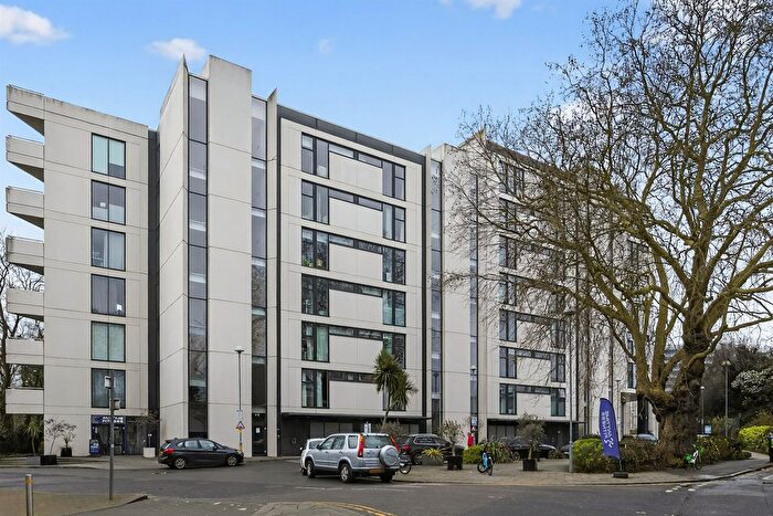 3 Bedroom Flat For Sale In Colonial Drive, London, W4