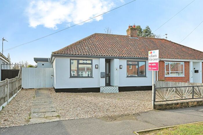3 Bedroom Semi-Detached Bungalow For Sale In Allens Avenue, Norwich, NR7