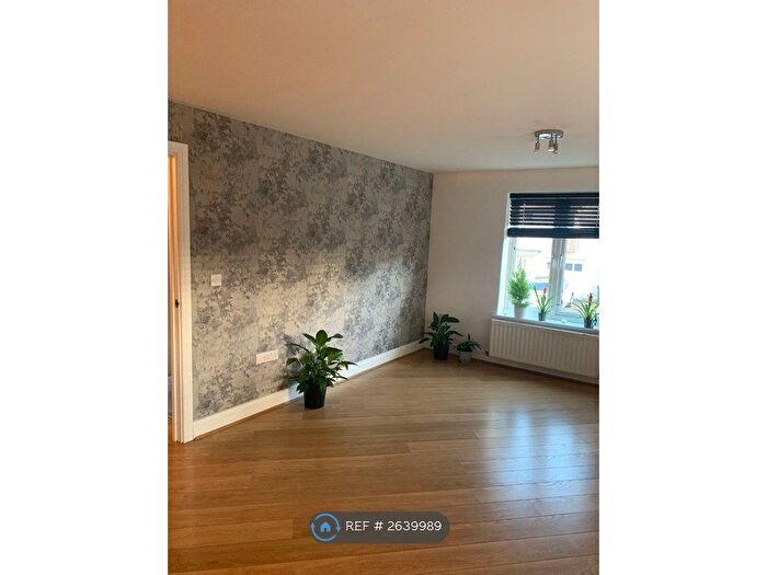 3 Bedroom Flat To Rent In Kingsquarter, Maidenhead, SL6