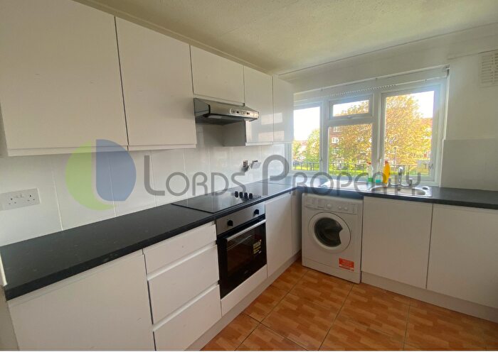 3 Bedroom Flat To Rent In Jeremys Green, London, N18