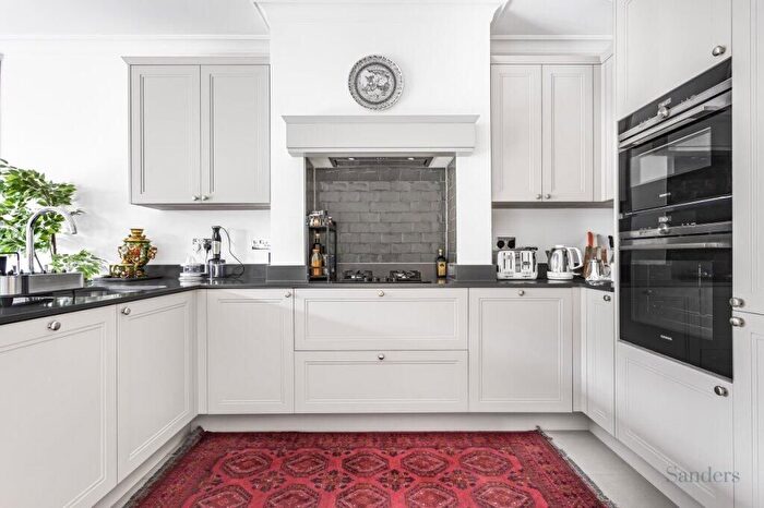 4 Bedroom Town House To Rent In Barrons Chase, Richmond, TW10