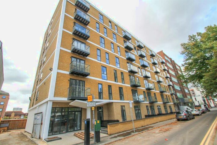 2 Bedroom Apartment To Rent In Victoria Avenue, Southend-On-Sea, SS2
