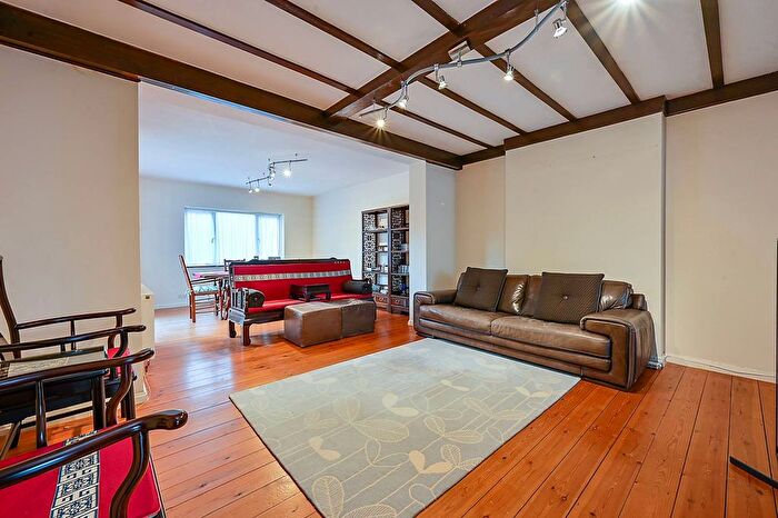 3 Bedroom Detached House For Sale In Baronsmede, Ealing, London, W5