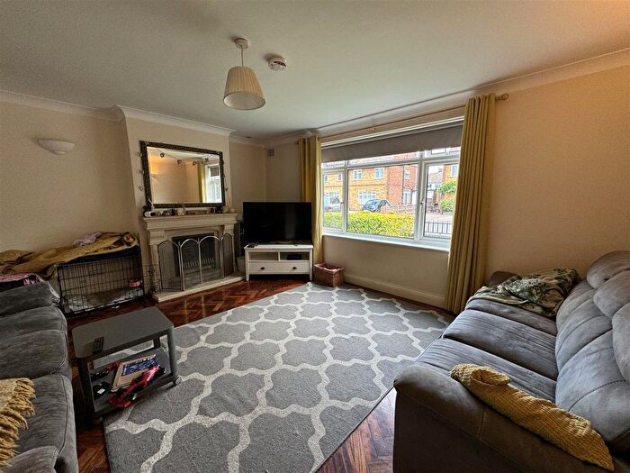 5 Bedroom Semi-Detached House To Rent In Almond Close, Shepperton, TW17