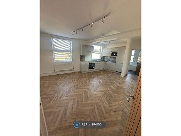3 Bedroom Flat To Rent In Foxberry Road, London, SE4