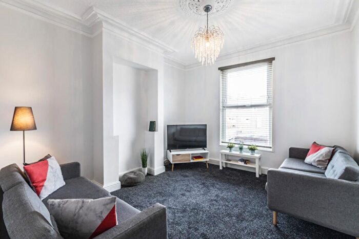 2 Bedroom Flat To Rent In Glen Gardens, Croydon, CR0