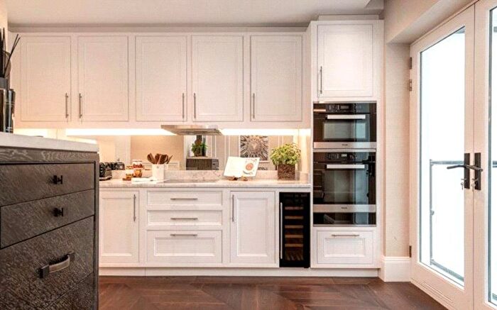 3 Bedroom Flat To Rent In Prince Of Wales Terrace, Kensington, London, W8