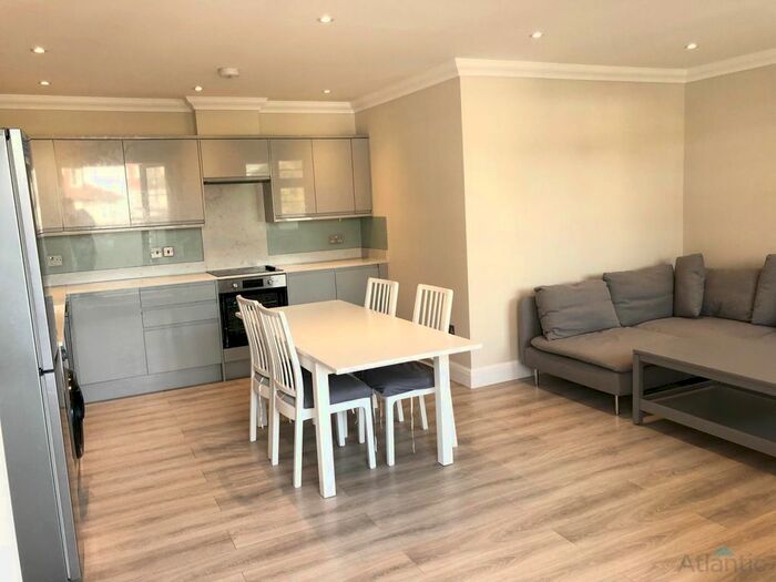 3 Bedroom Flat To Rent In Burleigh Gardens, Southgate, N14