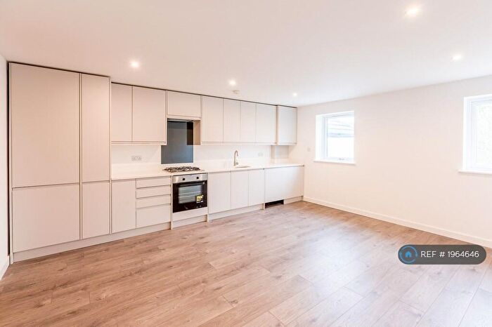 2 Bedroom Maisonette To Rent In Amberley Grove, Croydon, CR0