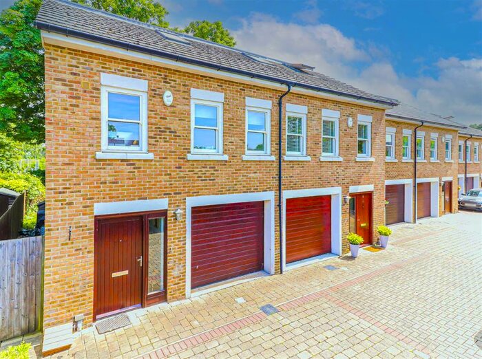 4 Bedroom Town House To Rent In Kingfisher Close, Broxbourne, EN10