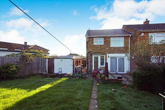 3 Bedroom End Of Terrace House For Sale In Long Furlong Drive, Slough, SL2