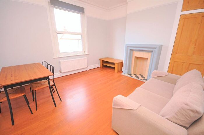 1 Bedroom Flat To Rent In Boundary Road, London, SW19