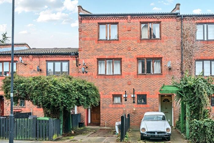 3 Bedroom Terraced House For Sale In Solon Road, Brixton, London, SW2