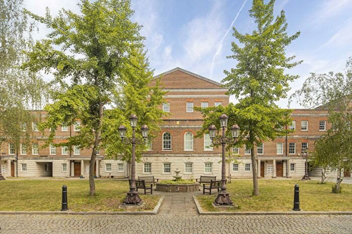 2 Bedroom Flat To Rent In The Highway, Wapping, E1W