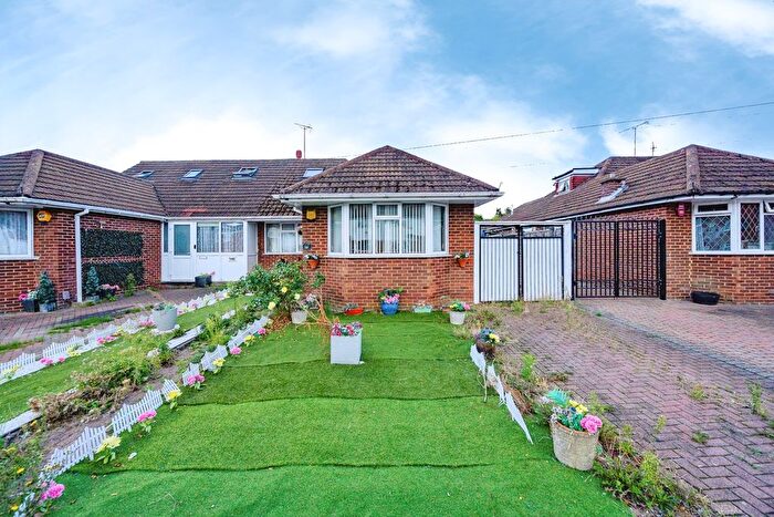 4 Bedroom Semi-Detached House For Sale In Austin Road, Luton, Bedfordshire, LU3
