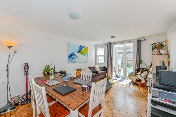 4 Bedroom Property To Rent In Walton Close, Vauxhall, London, SW8