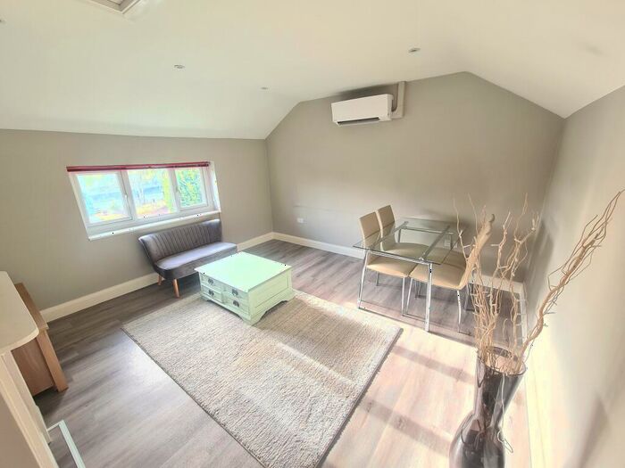 2 Bedroom Maisonette To Rent In Bath Road, Littlewick Green, Maidenhead, SL6