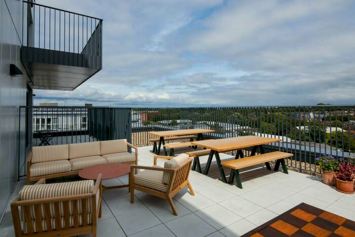 2 Bedroom Flat To Rent In Station View, Guildford, Surrey, GU1