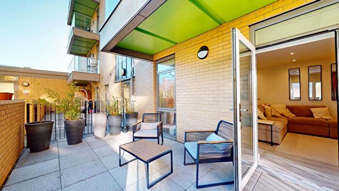 2 Bedroom Flat To Rent In Lakeside Drive, London, NW10