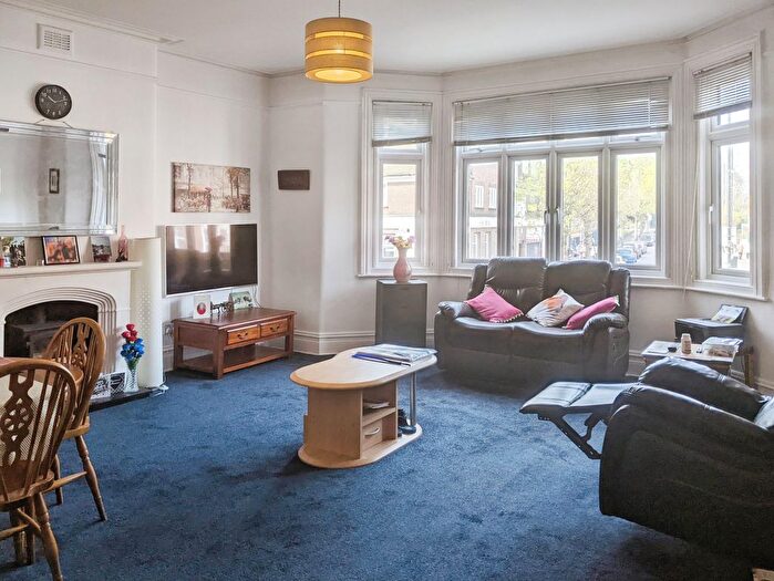 2 Bedroom Flat To Rent In Woodcote Mews, Wallington, SM6