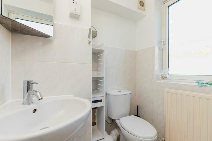 3 Bedroom Flat To Rent In Perryn Road, London, SE16