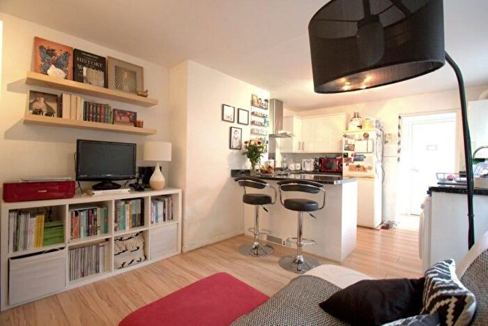2 Bedroom Flat To Rent In Strathleven Road, London, SW2