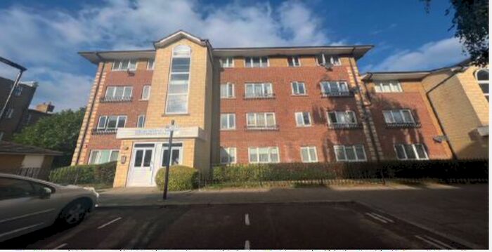 2 Bedroom Flat To Rent In Holly Street, London, E8