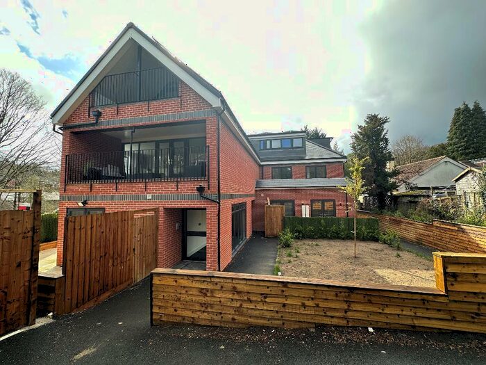 2 Bedroom Flat For Sale In Whyteleafe Hill, Whyteleafe, CR3