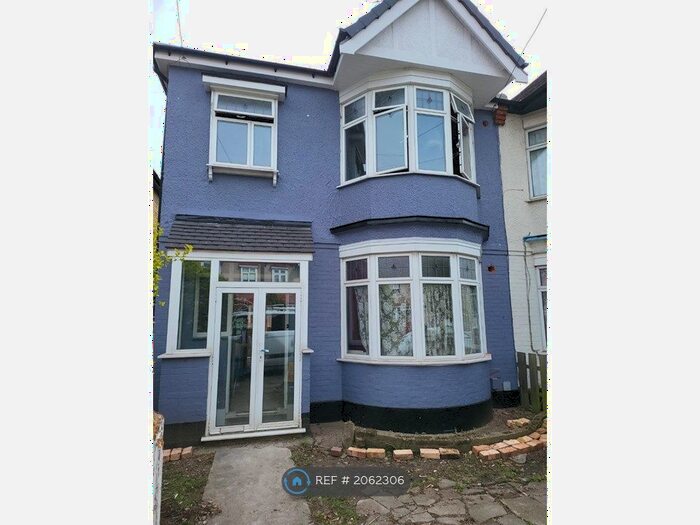 4 Bedroom Semi-Detached House To Rent In Trinity Road, Ilford, IG6