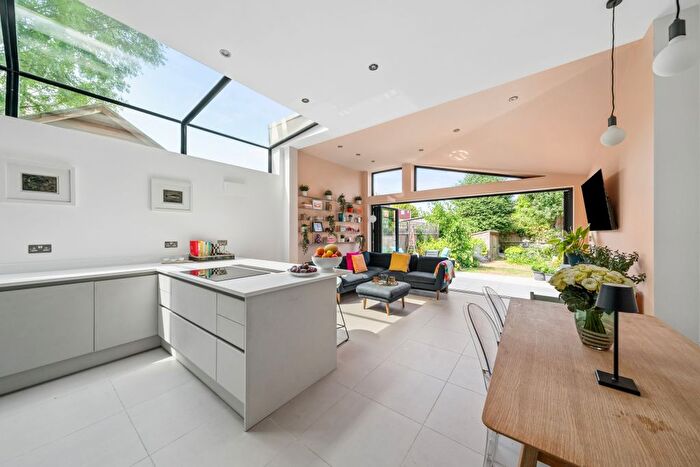 5 Bedroom Semi-Detached House For Sale In Kingsway, London, SW14