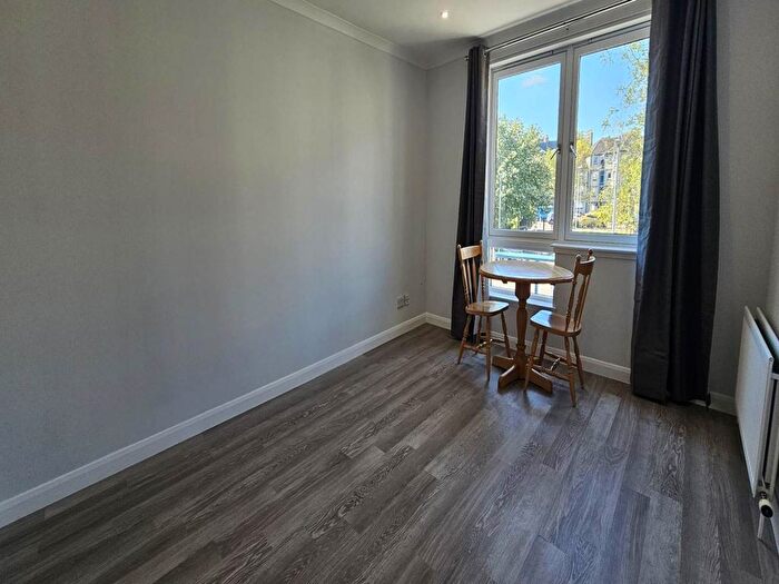 2 Bedroom Flat To Rent In Rosebank Gardens, Aberdeen, AB11