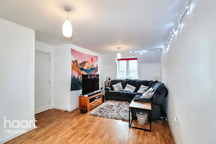 2 Bedroom Coach House To Rent In Clapham Close, Swindon, SN2