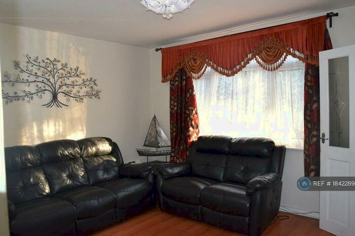 3 Bedroom Terraced House To Rent In Chatteris Avenue, Romford, RM3