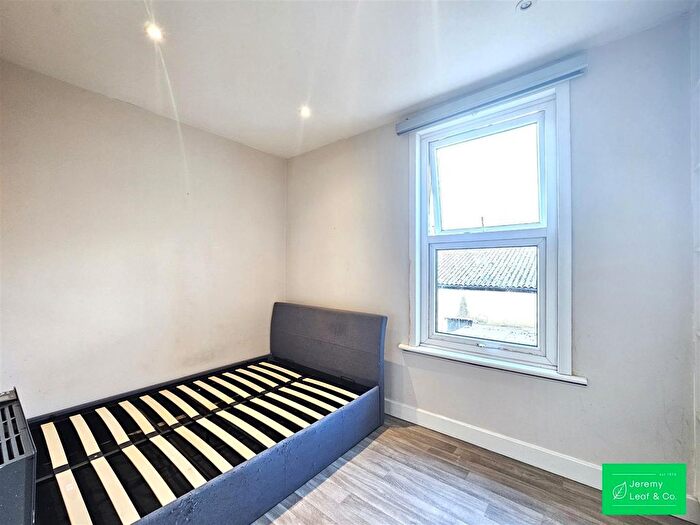 Studio To Rent In High Road, N2