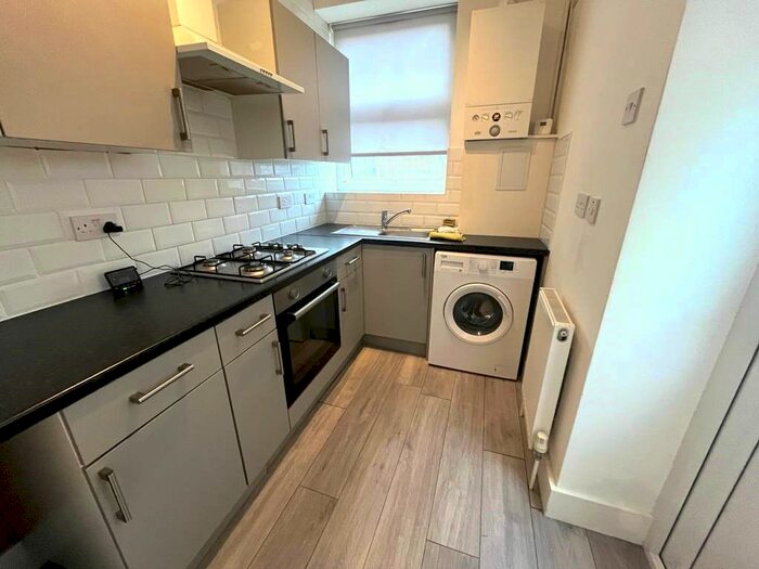 Studio To Rent In Station Road, Westcliff-On-Sea, SS0