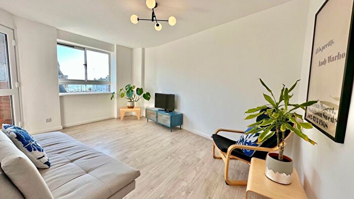 2 Bedroom Flat For Sale In Cantelupe Road, Bexhill-On-Sea, TN40