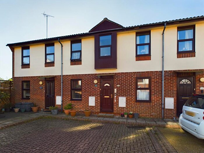 2 Bedroom Flat For Sale In Albert Rd, Cosham, Portsmouth, PO6