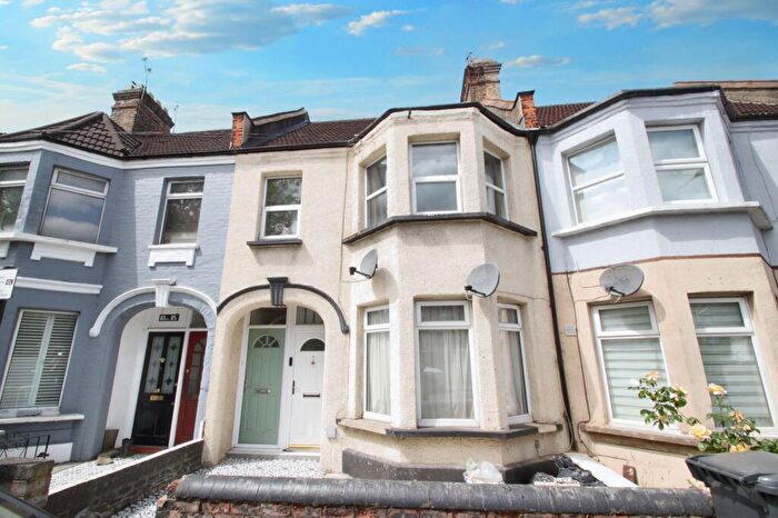 2 Bedroom Flat For Sale In Chingford Lane, Woodford Green, IG8