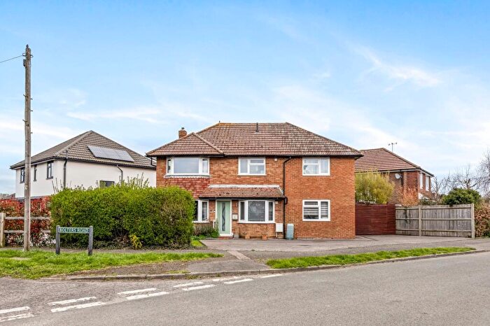 4 Bedroom Detached House For Sale In Benhams Drive, Horley, RH6